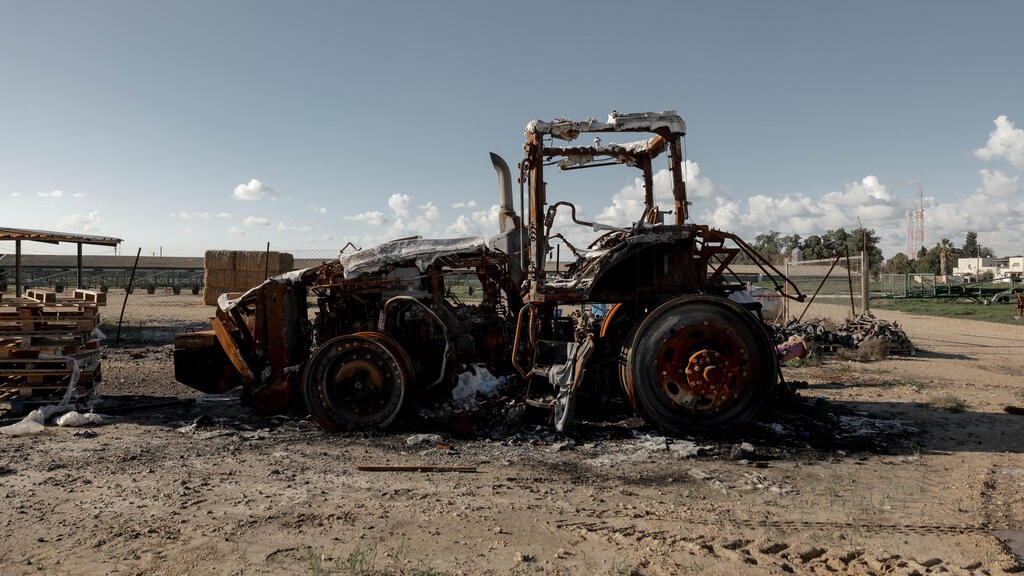 A burned-out tractor at Kibbutz Nahal Oz (Photo: Chen G Schimmel) טרקטור שרוף בקיבוץ נחל עוז