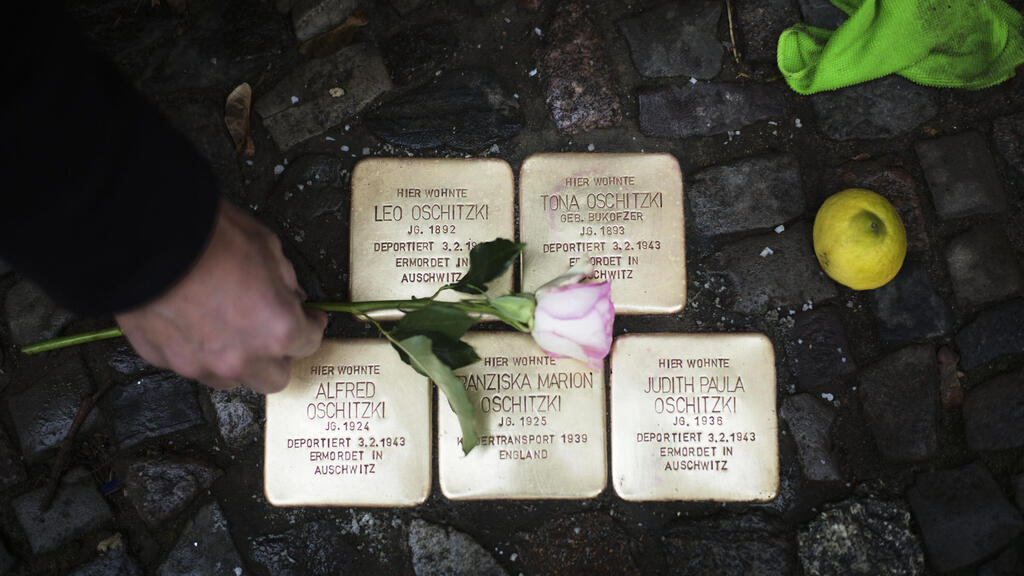 Stolpersteine memorial stones commemorating Holocaust victims in Berlin (Photo: Markus Schreiber / AP) אבני נגף לזכר נספי השואה בברלין
