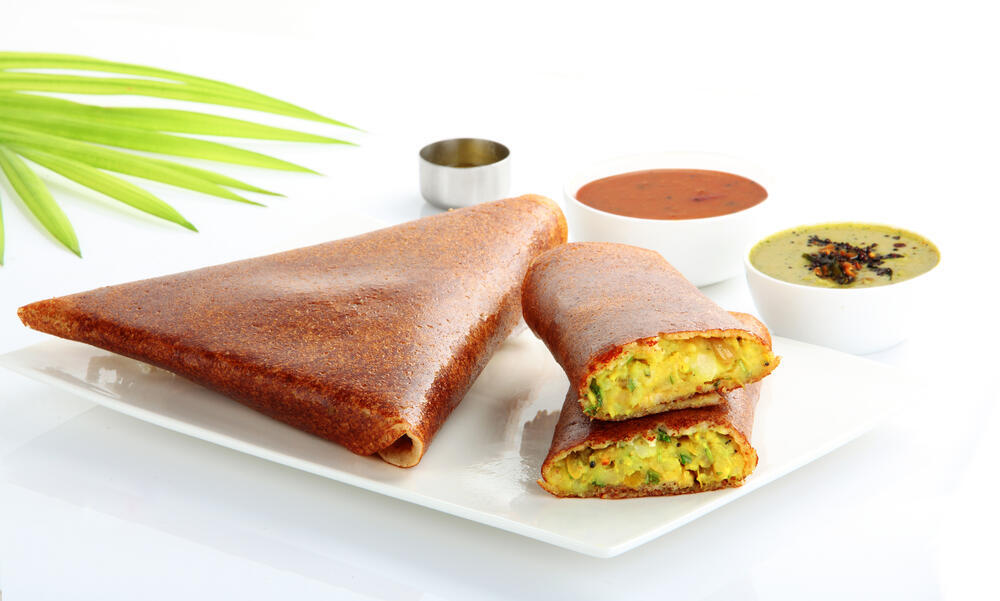 Traditional Indian dosa served with three dipping sauces (Photo: shutterstock / Rajesh Narayanan) דוסה הודית מסורתית לצד שלושה מטבלים