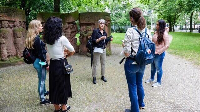 A group on a guided tour led by Nirit Ben-Joseph (Photo: Private album) קבוצה בהדרכתה של נירית בן-יוסף