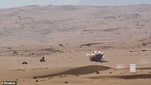 Clash between the Houthis and pro-Saudi forces in Yemen (Photo: Reuters) קרב בין החות'ים לכוחות הפרו-סעודיים בתימן