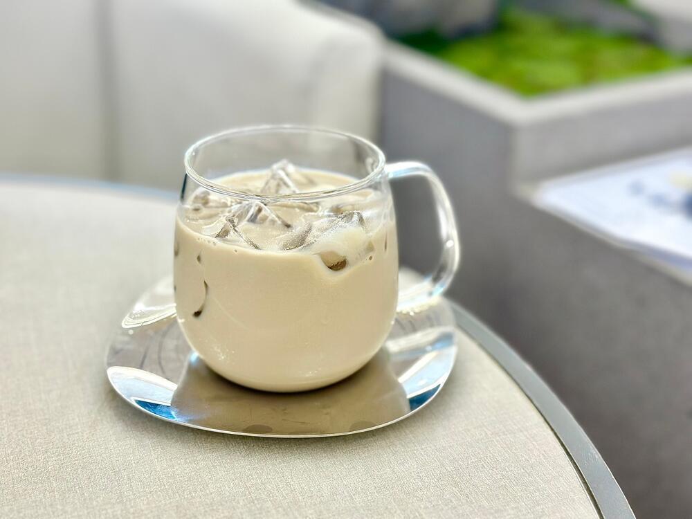 Hojicha latte, made with roasted Japanese green tea (Photo: Shutterstock / Toshiko Toshiko) הוג'יצ'ה לאטה, תה יפני קלוי