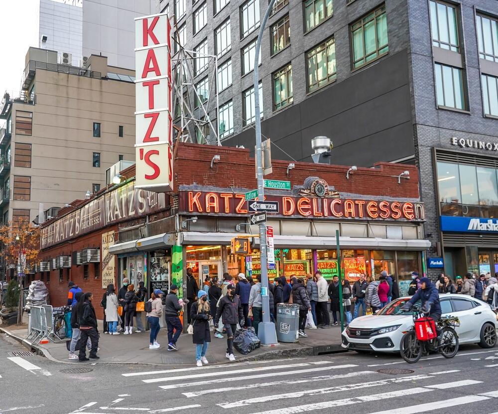 Visitors line up outside Katz's Delicatessen in New York (Photo: Shutterstock / Leonard Zhukovsky) תור המבקרים מחוץ למעדניית Katz's בניו יורק