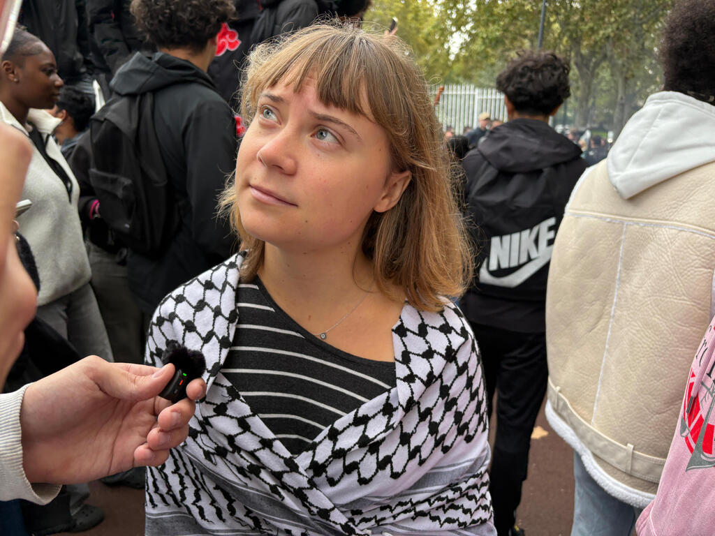 Greta Thunberg outside the school near Paris (Photo: AP Photo/John Leicester) צרפת גרטה טונברג הצטרפה ל מפגינים ליד בית ספר ב סן דני פרבר של פריז באה ב כאפייה