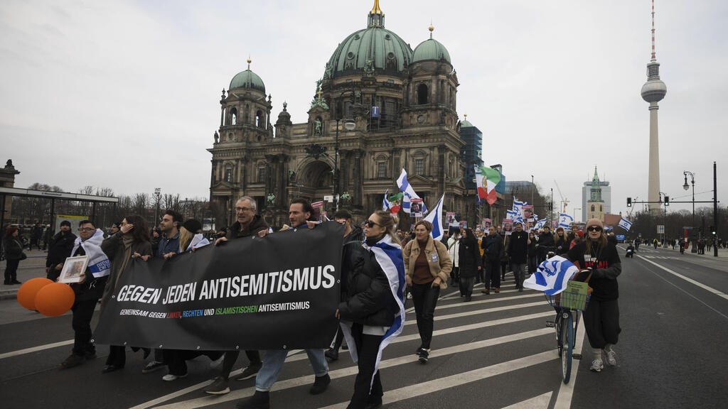 Protest against antisemitism in Berlin (Photo: Markus Schreiber/AP) מחאה נגד האנטישמיות בברלין