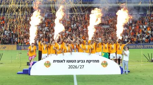 בני יהודה מניפים את גביע הטוטו ללאומית