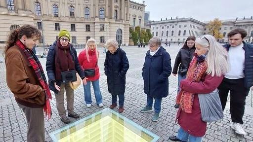 Ben-Joseph leads a tour group in Berlin (Photo: Private album) נירית בן-יוסף מדריכה קבוצה בברלין