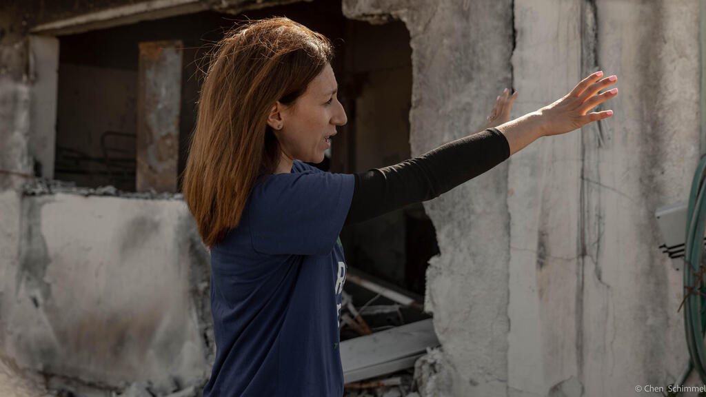 Danielle Abraham during a tour of the Gaza border communities (Photo: Chen G Schimmel) דניאל אברהם בסיור בעוטף עזה