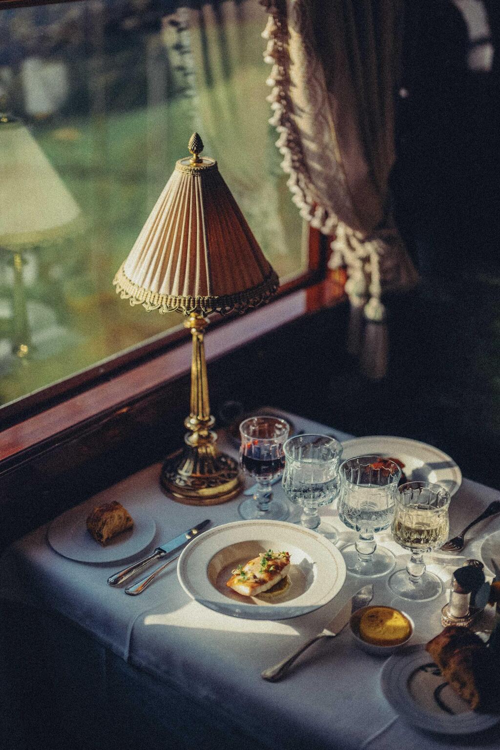 A four-course meal with ever-changing views outside the window (Photo: belmond.com) אוריינט אקספרס, רכבת היוקרה של אירופה