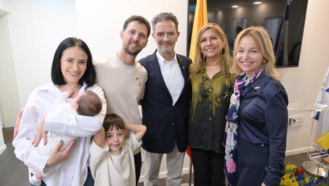 שורד השבי אלקנה בוחבוט נפגש עם שר החוץ של קולומביה באירוע הנצחה ל-7/10