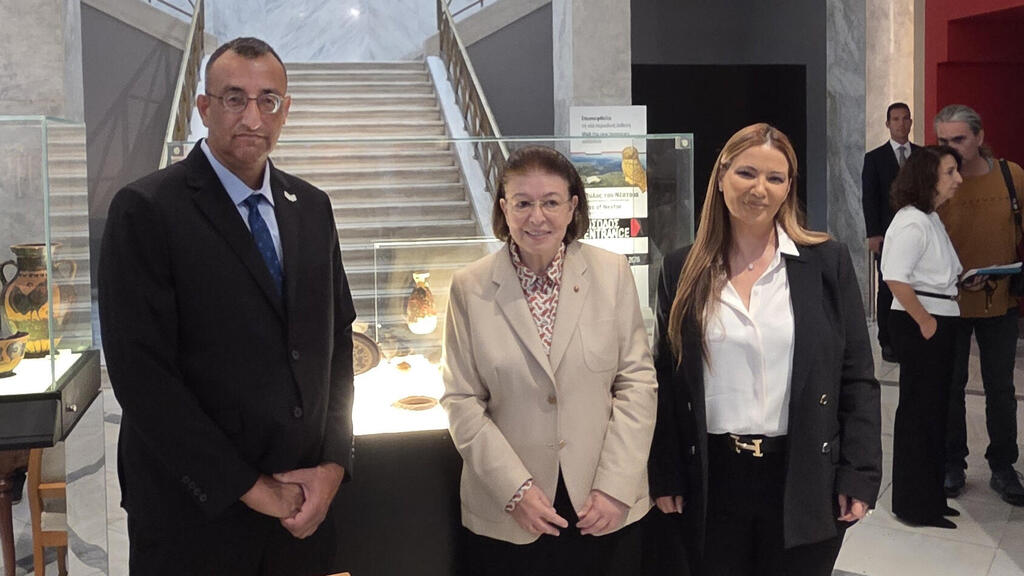 Ambassador Pninat Yanay, Dr. Lina Mendoni and Dr. Amir Ganor at the ceremony in Athens (Photo: Antiquities Theft Prevention Unit, Israel Antiquities Authority) השגרירה פנינת ינאי, ד"ר לינדה מנדווני וד"ר אמיר גנור בטקס באתונה