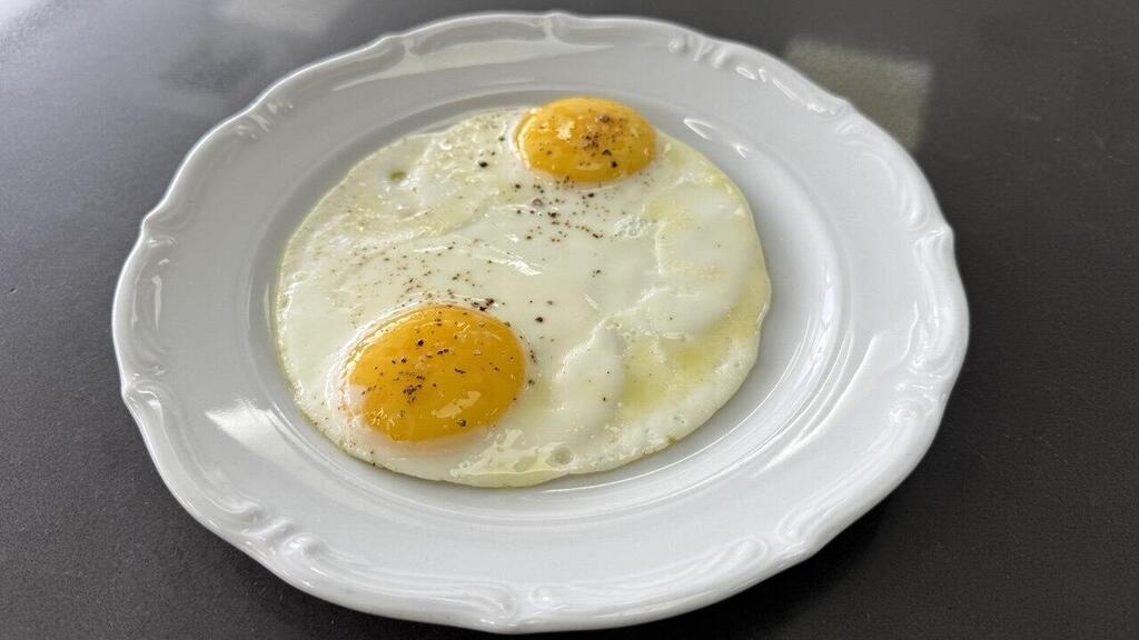 Sunny-side-up eggs: Everyone has their own preferred level of doneness (Photo: Sapir Gordo) ביצת עין