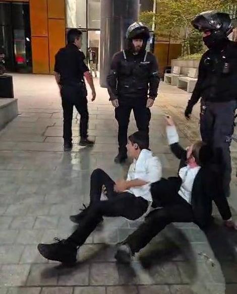 Haredi protesters attempted to break into the offices of the Kodkod program מפרי סדר נעצרו לאחר שניסו לפרוץ למשרדי תוכנית קודקוד
