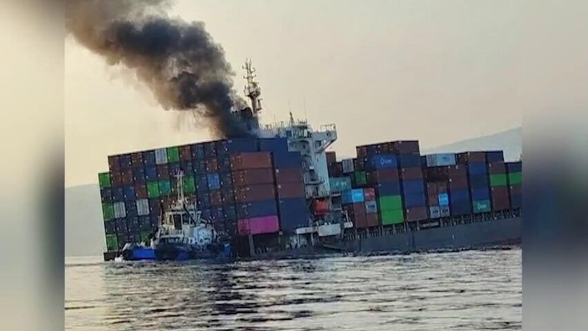 Footage circulated in Iran yesterday, purportedly showing the Singaporean container ship before it sank תיעוד לכאורה של אוניית מכולות ספינה שטבעה ב מצר הורמוז לטענת איראן בגלל מוקש