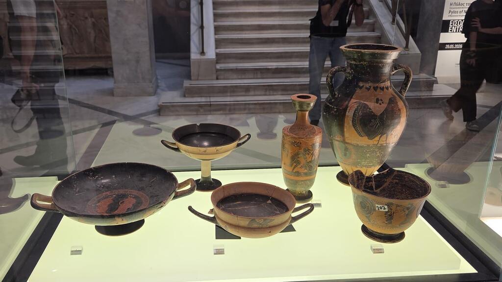 Photo: Antiquities Theft Prevention Unit, Israel Antiquities Authority תצוגת הפריטים באירוע שהתקיים במוזיאיון הלאומי באתונה