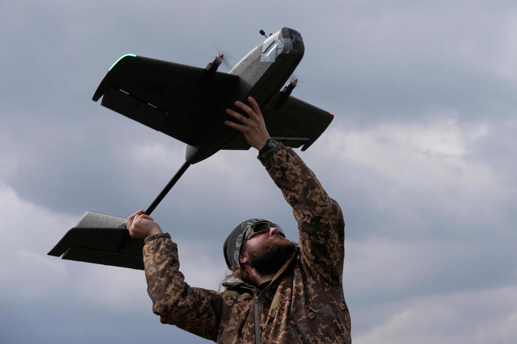 Ukrainian soldier trains to launch a drone in Kyiv. File photo (Photo: AP Photo/Efrem Lukatsky) חייל אוקראיני אוקראינה קייב מתאמן בשיגור כטב"ם ארכיון מרץ