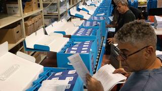סיור עיתונאים במרכז הלוגיסטי של ועדת הבחירות המרכזית