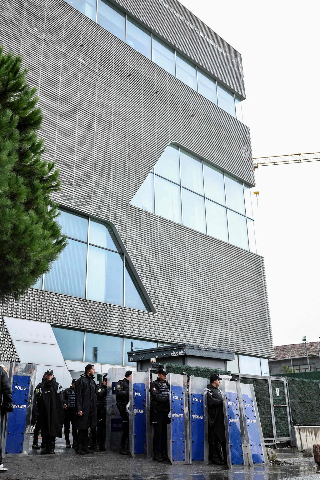 Police officers outside the channel's headquarters in Istanbul on Wednesday morning (Photo: BERK OZKAN / AFP) פשיטה על ערוץ טלוויזיה Halk TV המזוהה עם מתנגדי ארדואן ב טורקיה איסטנבול