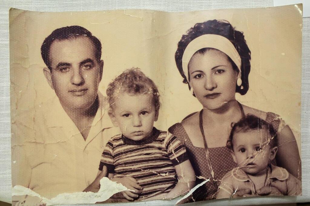 Miriam and Salim Jamous with their children. 'I'm tired' (Photo: Yariv Katz) שלום ג'מוס, בנו של סלים ג'מוס, בכיר הקהילה היהודית בלבנון שנחטף בשנת 1984