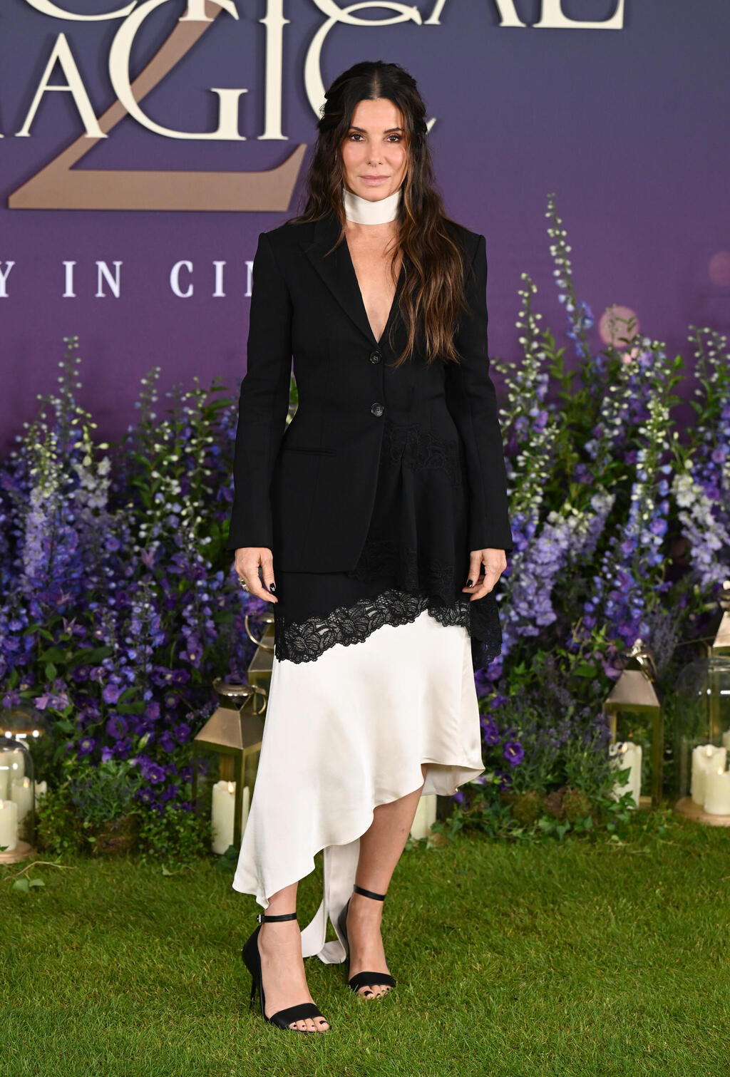 Sandra Bullock at a Practical Magic 2 event in London, 2026: Wearing Erdem (Photo: Kate Green/Getty Images) סנדרה בולוק באירוע לסרט "קסם מעשי 2" בלונדון, 2026
