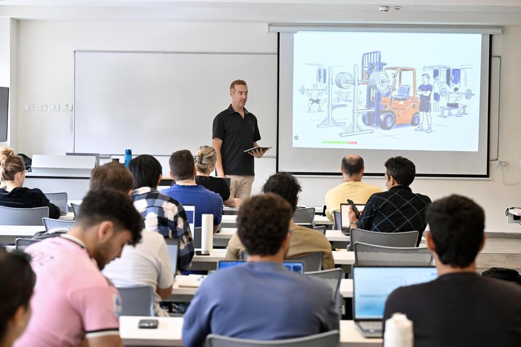 AI Fluency workshop with Prof. Alon Grinberg-Dana of the Wolfson Faculty of Chemical Engineering (Photo: Rami Shelush, Technion Spokesperson’s Office) AI Fluency workshop with Prof. Alon Grinberg-Dana of the Wolfson Faculty of Chemical Engineering