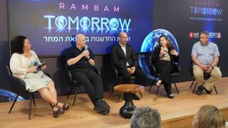 מימין לשמאל: פרופ' שלומי לויפר, ד"ר דנה בר-און,  ד"ר מושיק כהן-קוטנר ופרופ' ליאור גפשטיין בפאנל עם שרית רוזנבלום בוועידת Rambam Tomorrow
