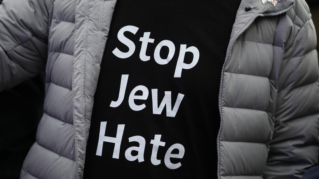 A protester wearing a shirt calling for an end to hatred against Jews, London, May 2026 (Photo: Alishia Abodunde / Getty Images) מפגין לבוש בחולצה הקוראת לעצור את השנאה כלפי יהודים, לונדון, מאי 2026