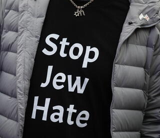 מפגין לבוש בחולצה הקוראת לעצור את השנאה כלפי יהודים, לונדון, מאי 2026