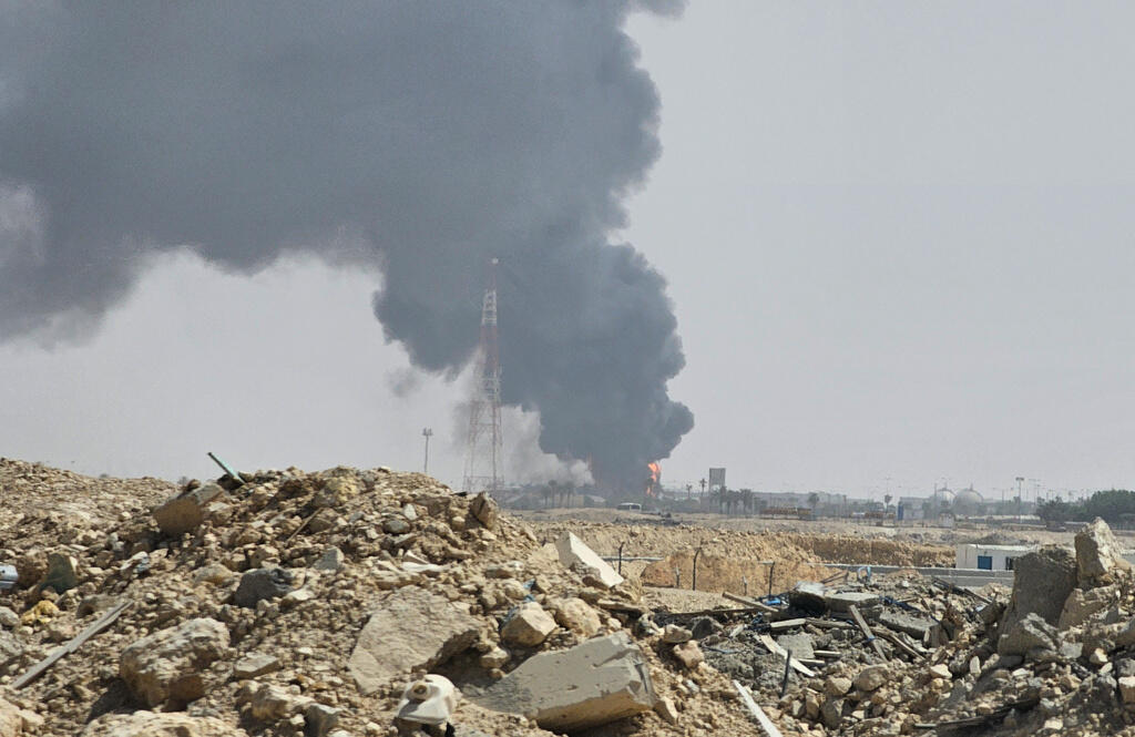Fire at an oil facility in Riyadh (Photo: AP Photo/STR) שריפה באחד ממתקני הנפט בריאד