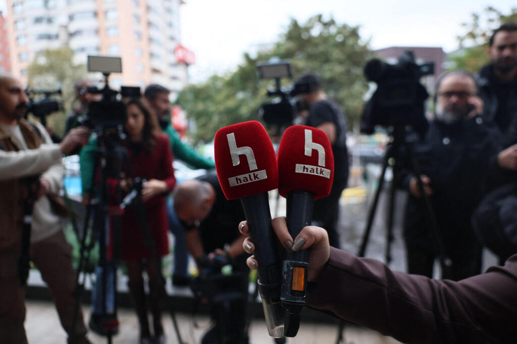 Photo: Adem ALTAN / AFP פשיטה על ערוץ טלוויזיה Halk TV המזוהה עם מתנגדי ארדואן ב טורקיה איסטנבול