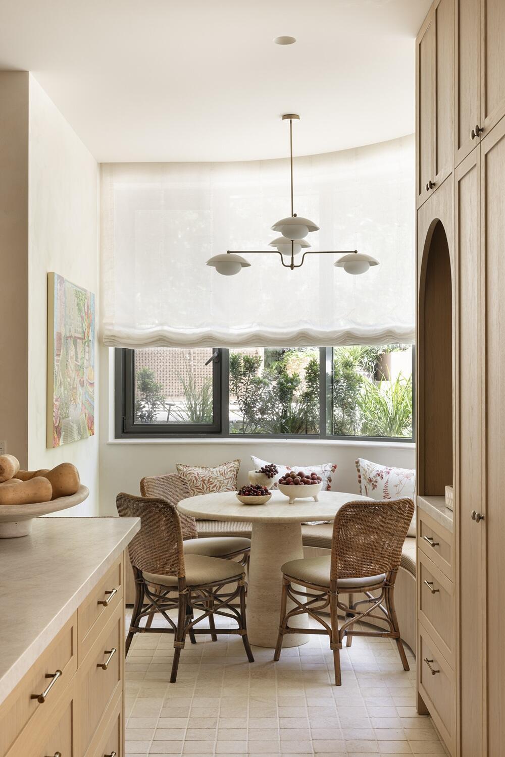 An intimate, rounded nook accommodates a circular dining table (Photo: Itay Benit) בית הקשתות, עיצוב: שרון טורין