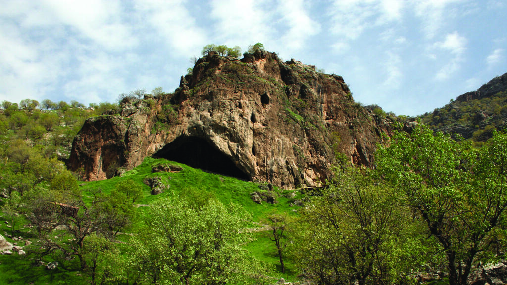 Entrance to Shanidar Cave in Iraqi Kurdistan (Photo: Professor Graeme Barker) הכניסה למערת שאנידאר בכורדיסטן העיראקית