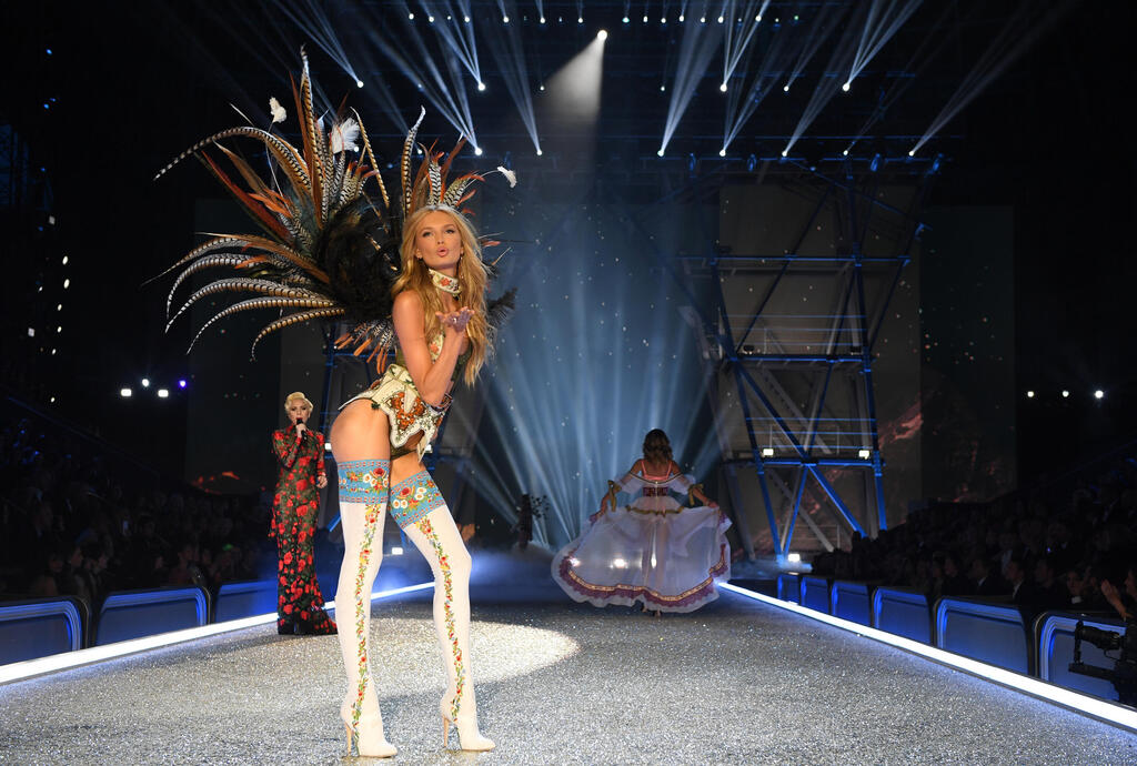 At the 2016 show (Photo: Dimitrios Kambouris/Getty Images for Victoria's Secret) רומי סטריד בתצוגת אופנה של ויקטוריה'ס סיקרט, 2016