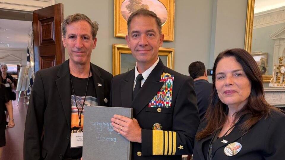 Gadi and Reuma Kedem with Vice Admiral Brad Cooper at the Oct. 7 memorial reception and briefing hosted at the US State Department התכנסות המשפחות בוושינגטון