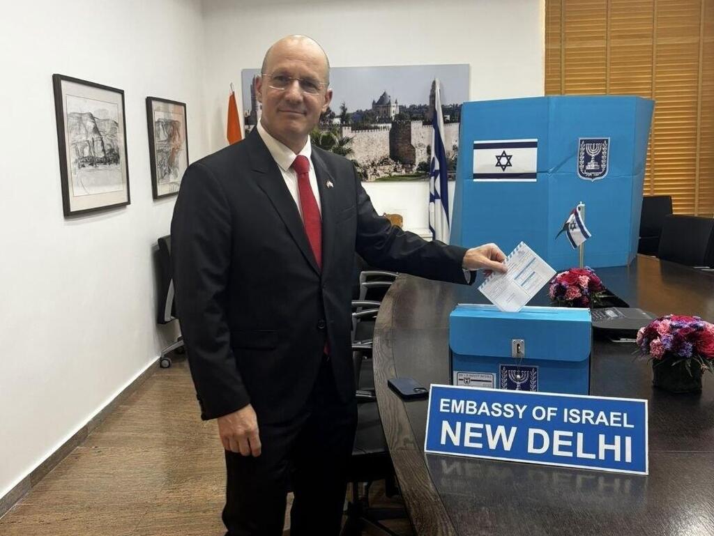 Israeli Ambassador to India Reuven Ezer votes at a polling station in Delhi שגריר ישראל בהודו ראובן עזר מצביע בקלפי בדלהי
