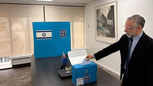 שגריר ישראל בניו זילנד אלון רוט שניר מצביע בקלפי בוולינגטון