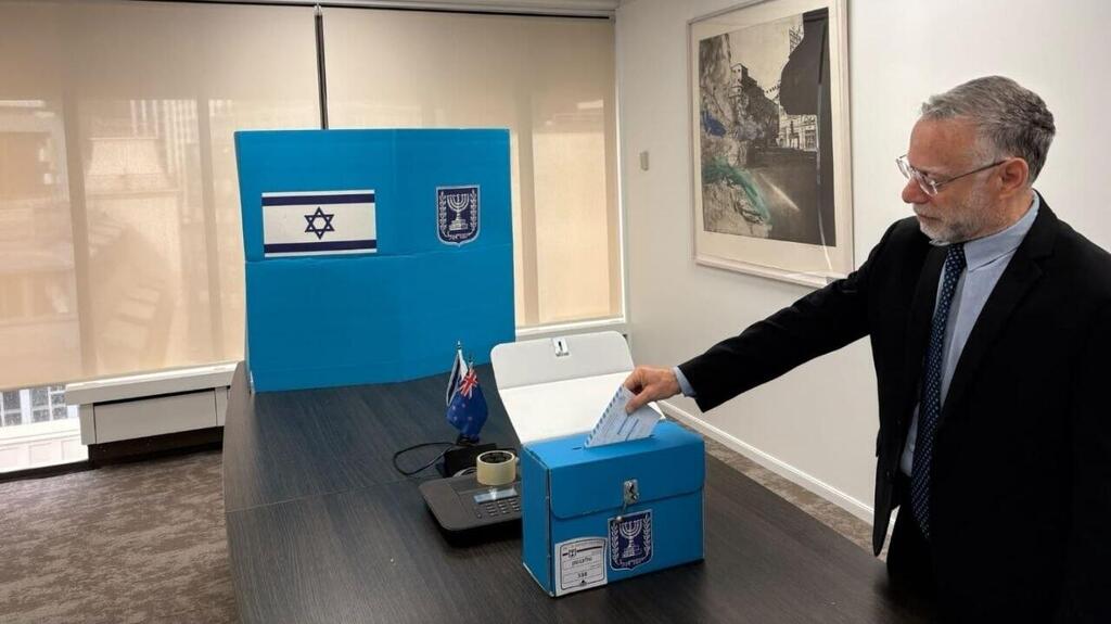 Israel's ambassador to New Zealand, Alon Roth-Snir, is the first to cast a ballot in the 2026 Israeli elections שגריר ישראל בניו זילנד אלון רוט שניר מצביע בקלפי בוולינגטון