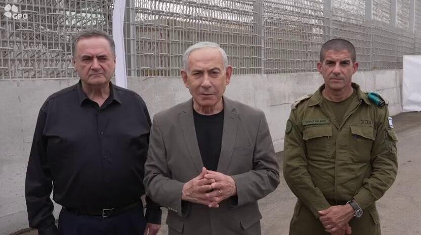Prime Minister Benjamin Netanyahu and Defense Minister Israel Katz alongside the prime minister's military secretary at Israel's eastern border (Photo: Omer Miron/GPO) ראש הממשלה נתניהו בגבול המזרחי