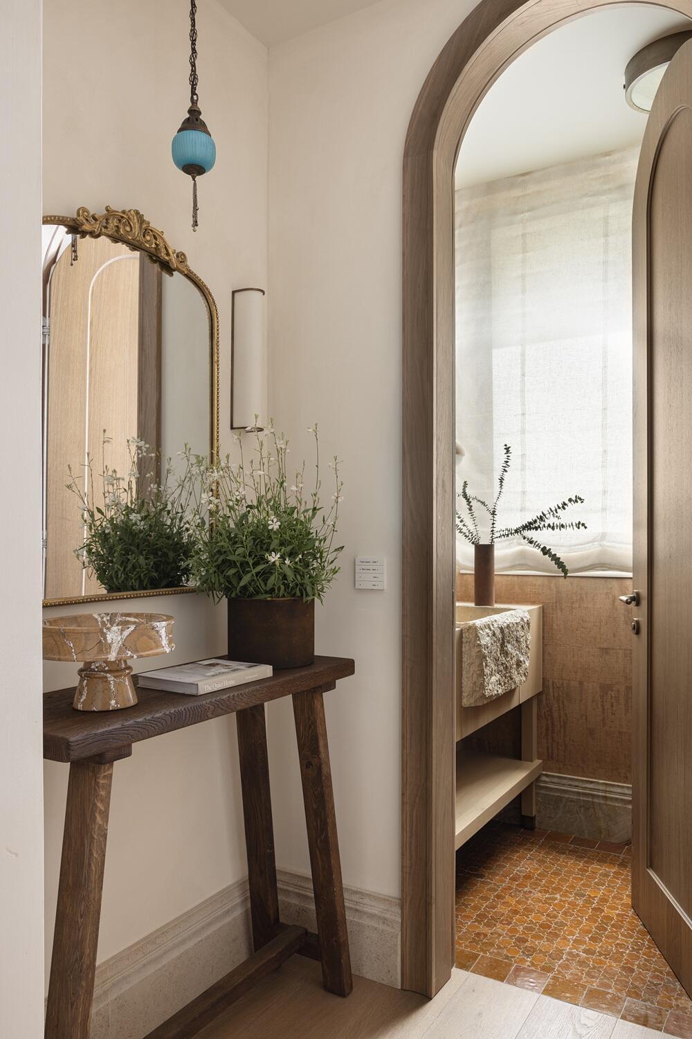 A guest bathroom featuring a rustic, rough-hewn stone sink (Photo: Itay Benit) בית הקשתות, עיצוב: שרון טורין