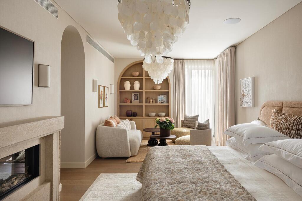 The primary bedroom features a sitting area and a fireplace for winter (Photo: Itay Benit) בית הקשתות, עיצוב: שרון טורין