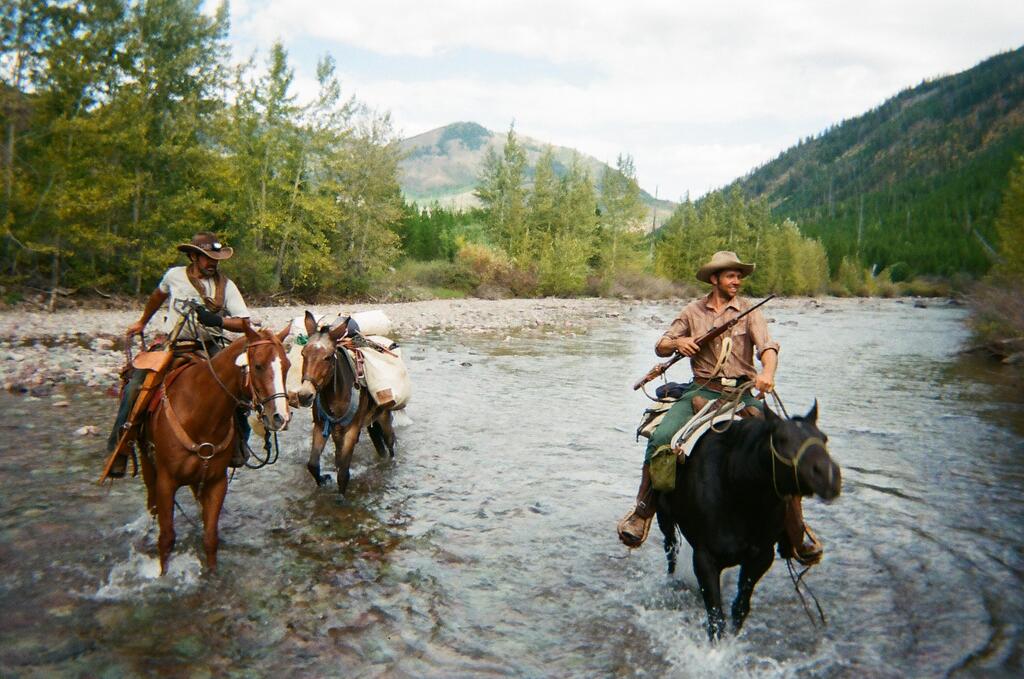 Crossing the river on the way to the hunt (Photo: Noam 'Nofi' Genet) חוצים את הנהר בדרך לציד