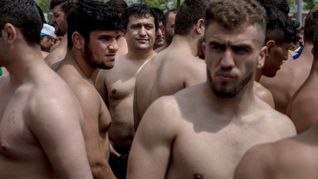 Before each bout, wrestlers perform a traditional warm-up ritual known as peşrev (Photo: Chris McGrath/Getty Images) היאבקות בשמן