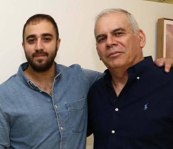 אורן נהרי ובנו החורג ד"ר דין אריאל בתערוכה שהציג דין בגלריה דיסקונט ב-2022