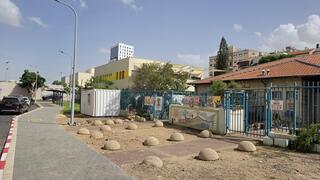 אבנים שיודו לעבר הגן