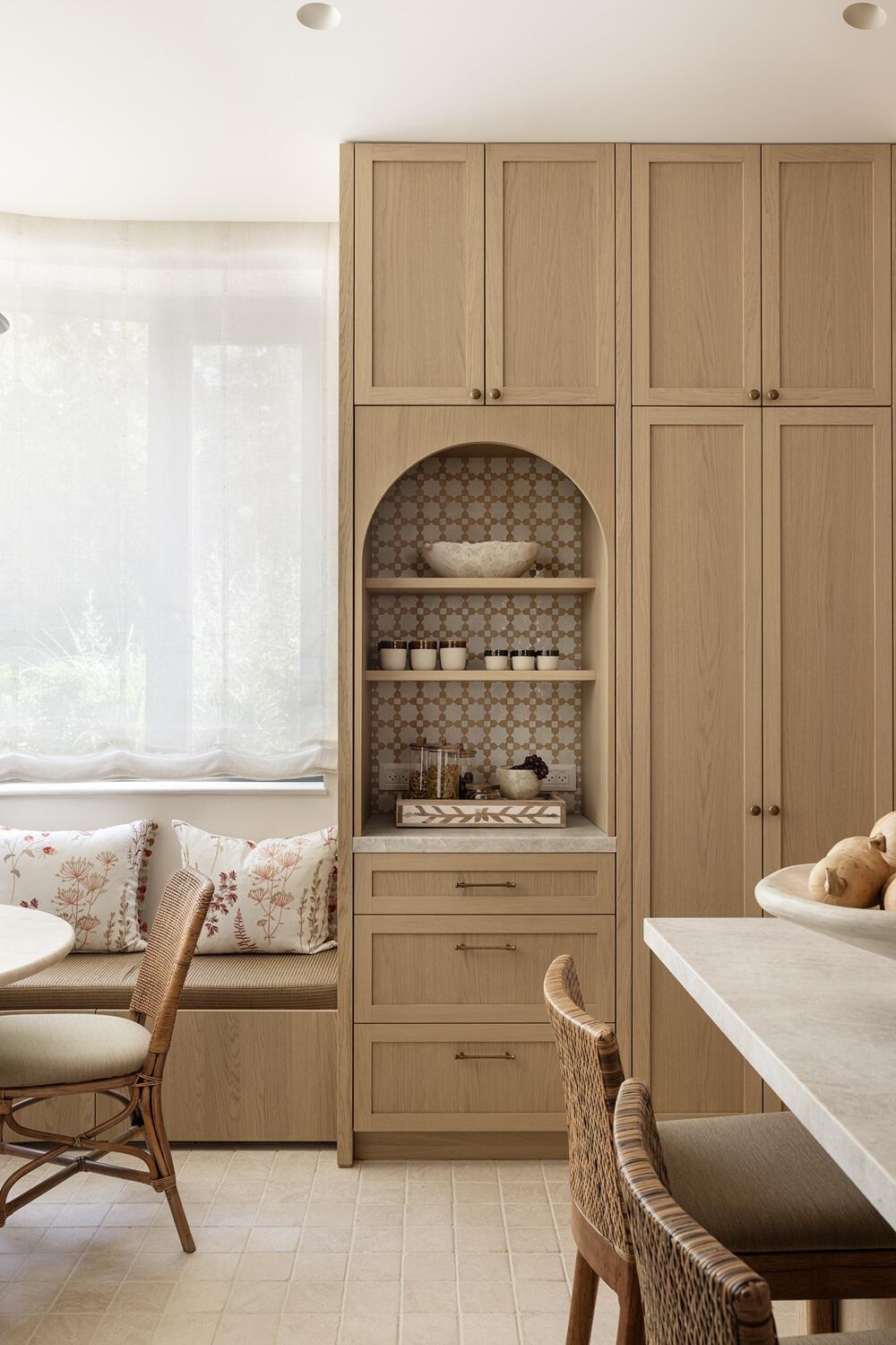 An arch incorporated into the kitchen cabinetry (Photo: Itay Benit) בית הקשתות, עיצוב: שרון טורין