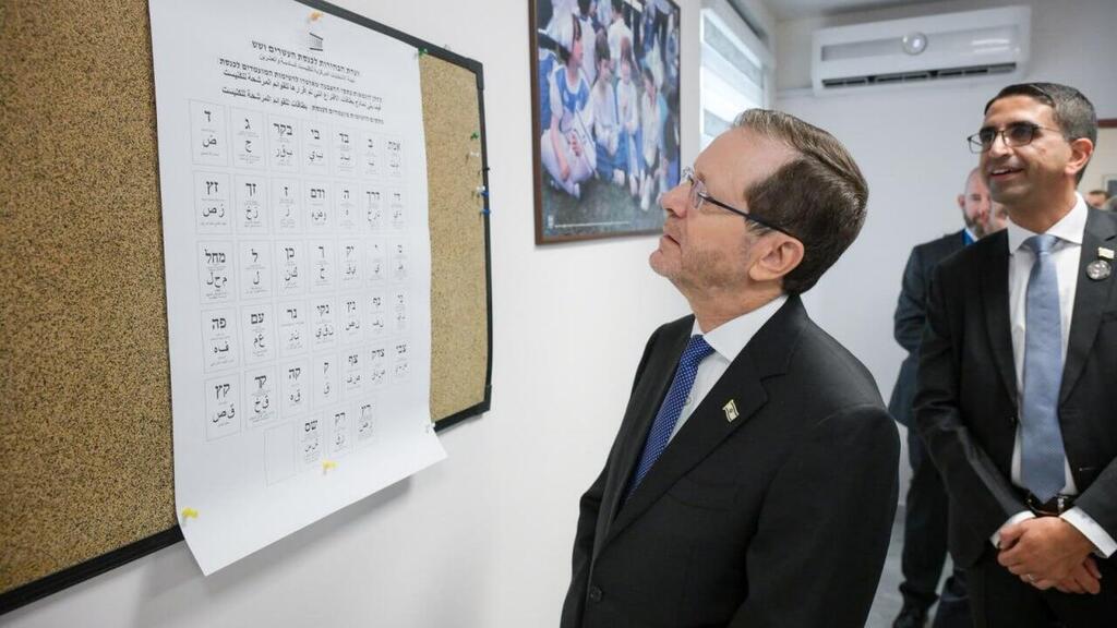 President Isaac Herzog kicks off voting at the Israeli embassy in Baku (Photo: Maayan Toaf/GPO) הרצוג מבקר בבאקו