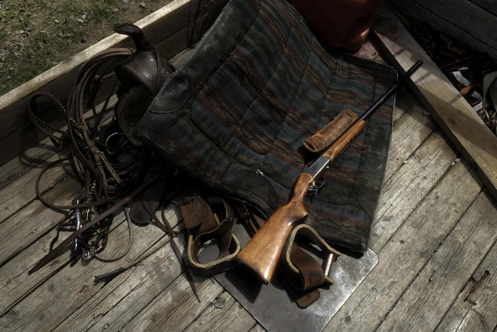 A rifle lying in the back of a pickup truck (Photo: Dan Lior) הרובה זרוק בטנדר מאחורה
