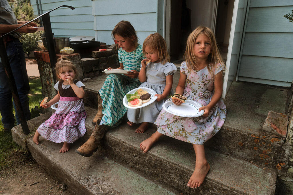 The family's young girls, either in boots or barefoot (Photo: Dan Lior) ילדות המשפחה. או במגפיים או יחפות