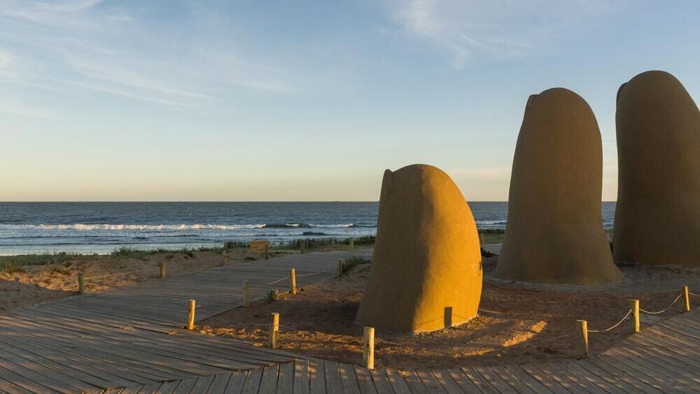Punta del Este, Uruguay: The famous hand sculpture on the beach (Photo: Shutterstock / ThiagoSantos) פונטה דל אסטה, אורוגוואי: פסל האצבעות המפורסם על חוף הים