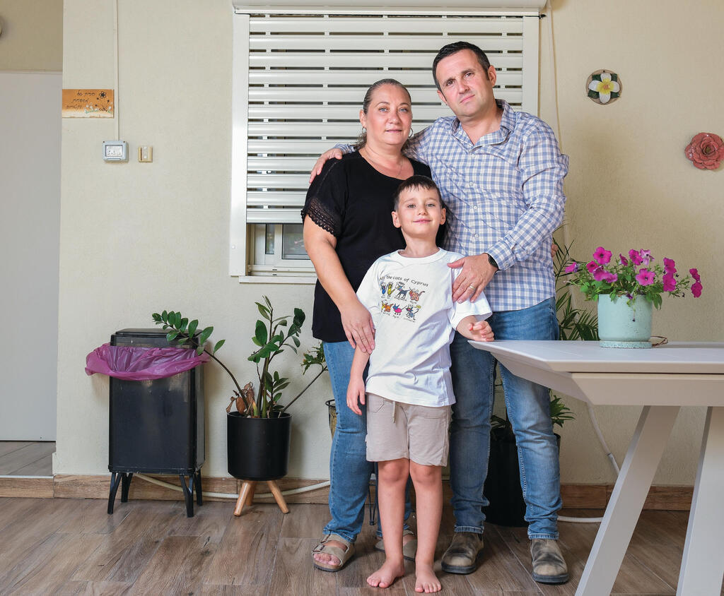 In the photo: Yulia (45), Alex (46) and Harel (8). Not pictured: Michal (16) and Lia (18) (Photo: Assi Haim) צילום: אסי חיים